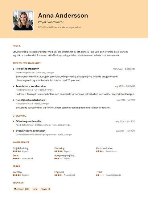 CV-mall för första jobbet: aprikosfärgat sidhuvud med foto, namn och kontaktuppgifter, därefter profil, erfarenhet, utbildning och kompetenser i en kolumn.