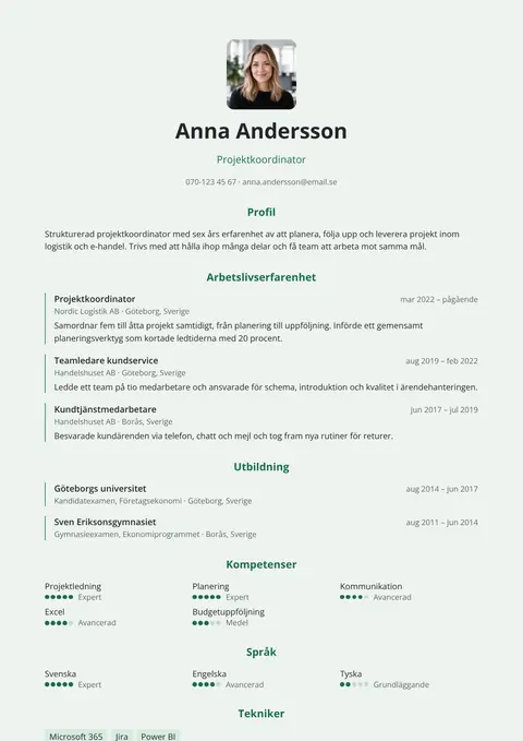 CV-mall utan arbetslivserfarenhet på ljust grön botten: foto, namn och kontaktuppgifter centrerade överst, därefter profil, erfarenhet, utbildning och kompetenser under centrerade gröna rubriker.