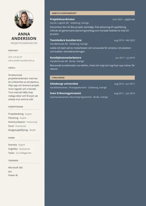 Elegant CV-mall med foto i en ljus beige sidokolumn med namn, kontaktuppgifter, profil och kompetenser, och erfarenhet och utbildning i en mörkblå huvudkolumn.