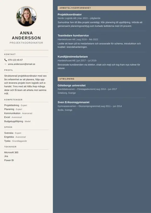 Elegant CV-mall med foto i en ljus beige sidokolumn med namn, kontaktuppgifter, profil och kompetenser, och erfarenhet och utbildning i en mörkblå huvudkolumn.