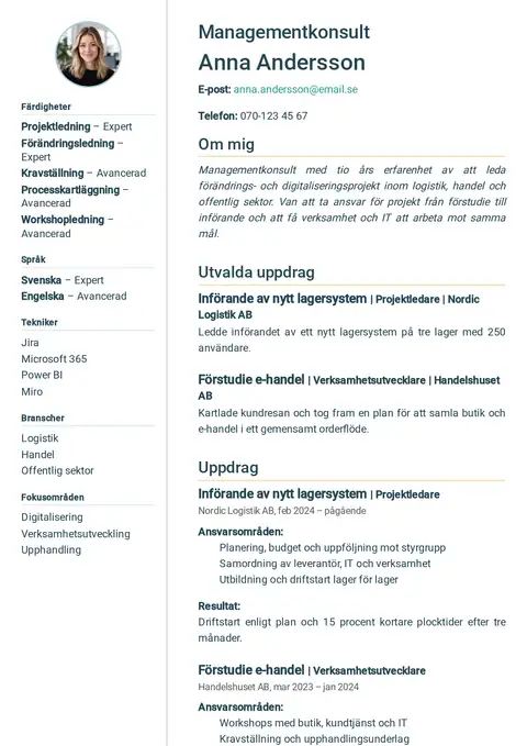 CV-mall för konsulter med en smal sidokolumn med foto, färdigheter, språk, tekniker, branscher och fokusområden, och titel, namn, profil, utvalda uppdrag och uppdrag med ansvarsområden och resultat i huvudkolumnen.