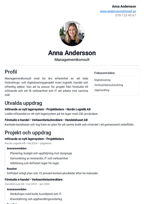 Professionell CV-mall med luftig layout: foto, namn och titel centrerat överst, profil med fokusområden i en ruta bredvid, därefter utvalda uppdrag och uppdrag med ansvarsområden och resultat.